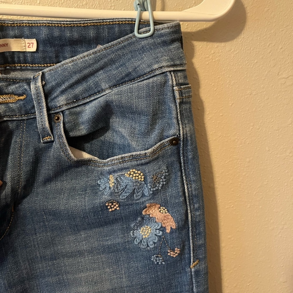 Levi’s Blue Jean w/ flower details
